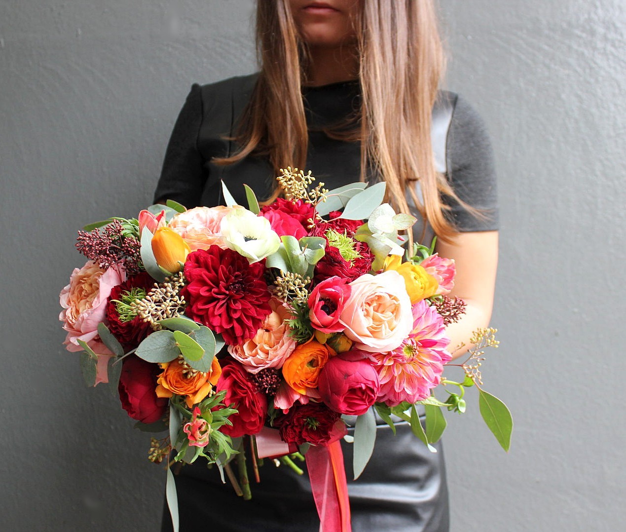 Яркий букет с георгинами и пионовидными розами