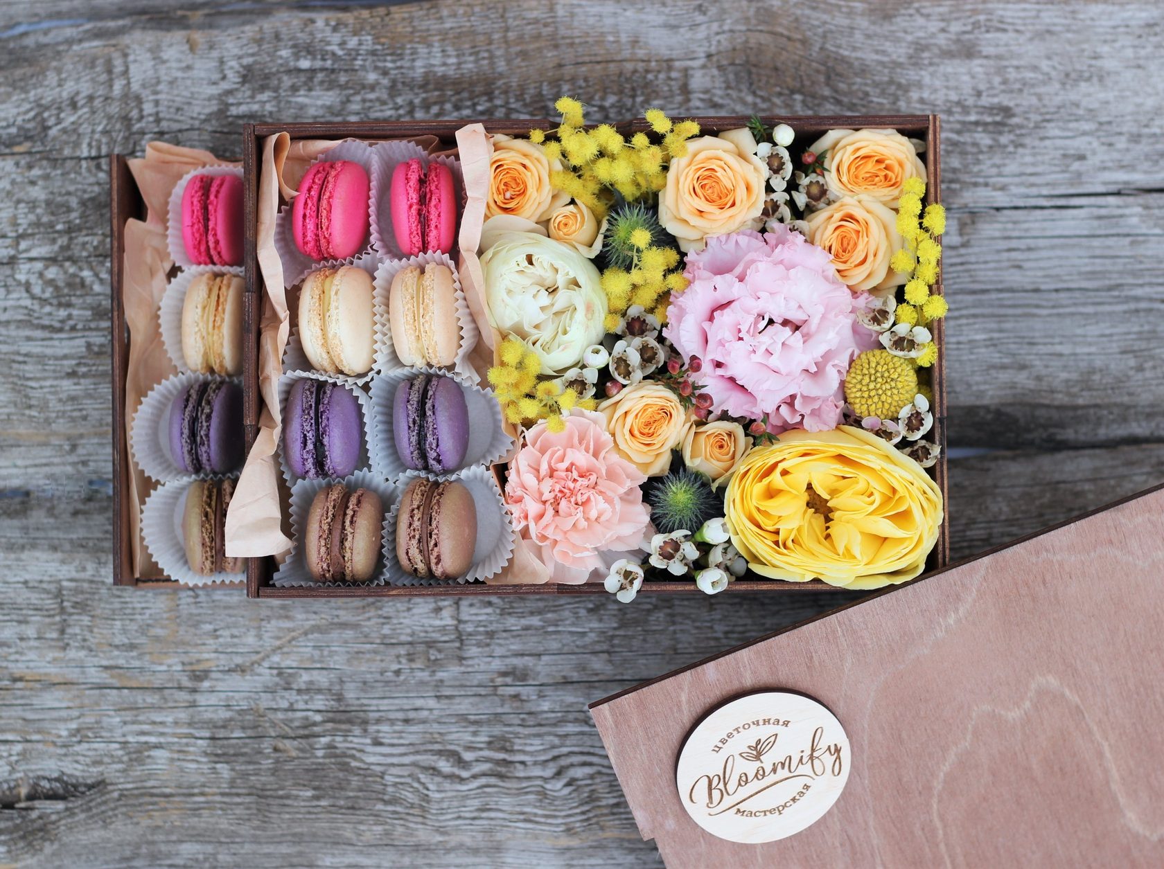 Яркая композиция с макарунcами ручной работы в коробке-шкатулке (12 макарунс)