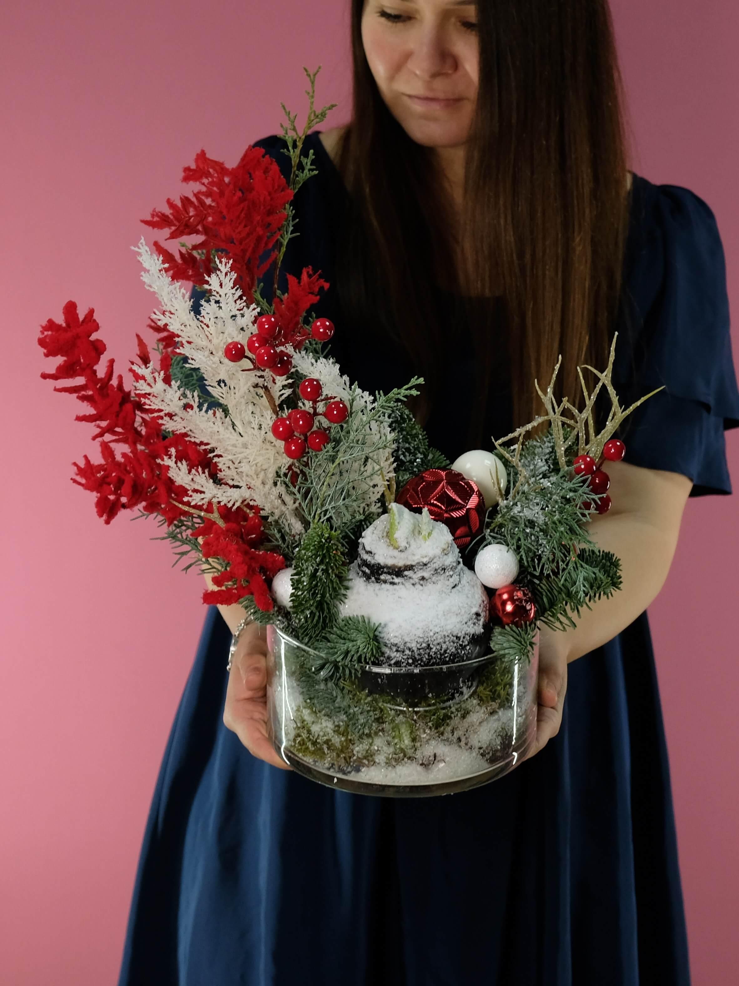 Алая композиция с амариллисом